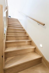 اجرای کف پله و کاور پله فلزی با انواع چوب