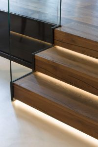 اجرای کف پله و کاور پله فلزی با انواع چوب