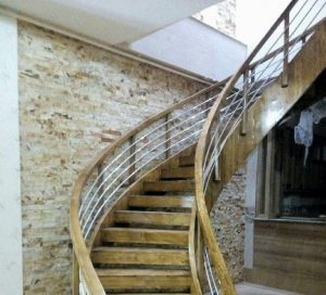 اجرا و نصب انواع نرده و دسته نرده و کف پله چوبی