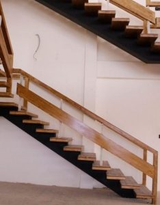 اجرا و نصب انواع نرده و دسته نرده و کف پله چوبی