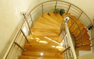 اجرا و نصب انواع نرده و دسته نرده و کف پله چوبی