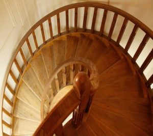 اجرا و نصب انواع نرده و دسته نرده و کف پله چوبی