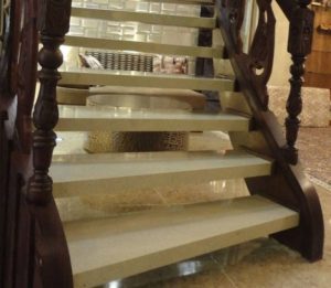 اجرا و نصب انواع نرده و دسته نرده و کف پله چوبی