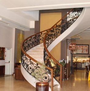 اجرا و نصب انواع نرده و دسته نرده و کف پله چوبی