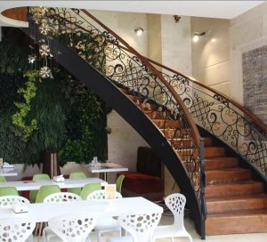 اجرا و نصب انواع نرده و دسته نرده و کف پله چوبی