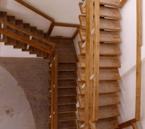 اجرا و نصب انواع نرده و دسته نرده و کف پله چوبی