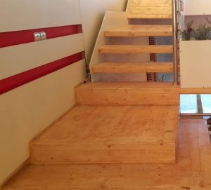 اجرا و نصب انواع نرده و دسته نرده و کف پله چوبی