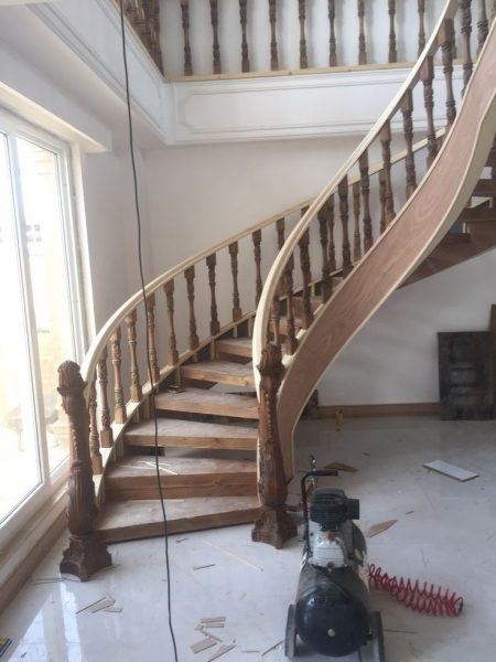 اجرای پله چوبی ، نرده و دسته نرده چوبی