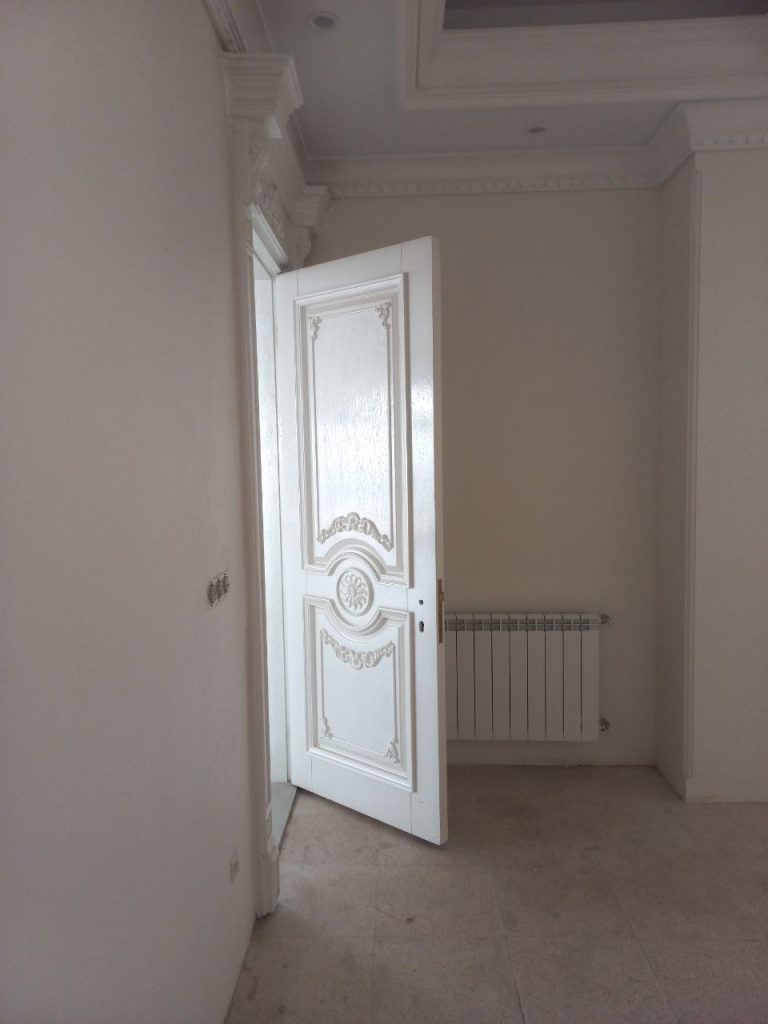 درب اتاقی تمام چوب کلاسیک رنگ سفید صدفی پلی اورتان