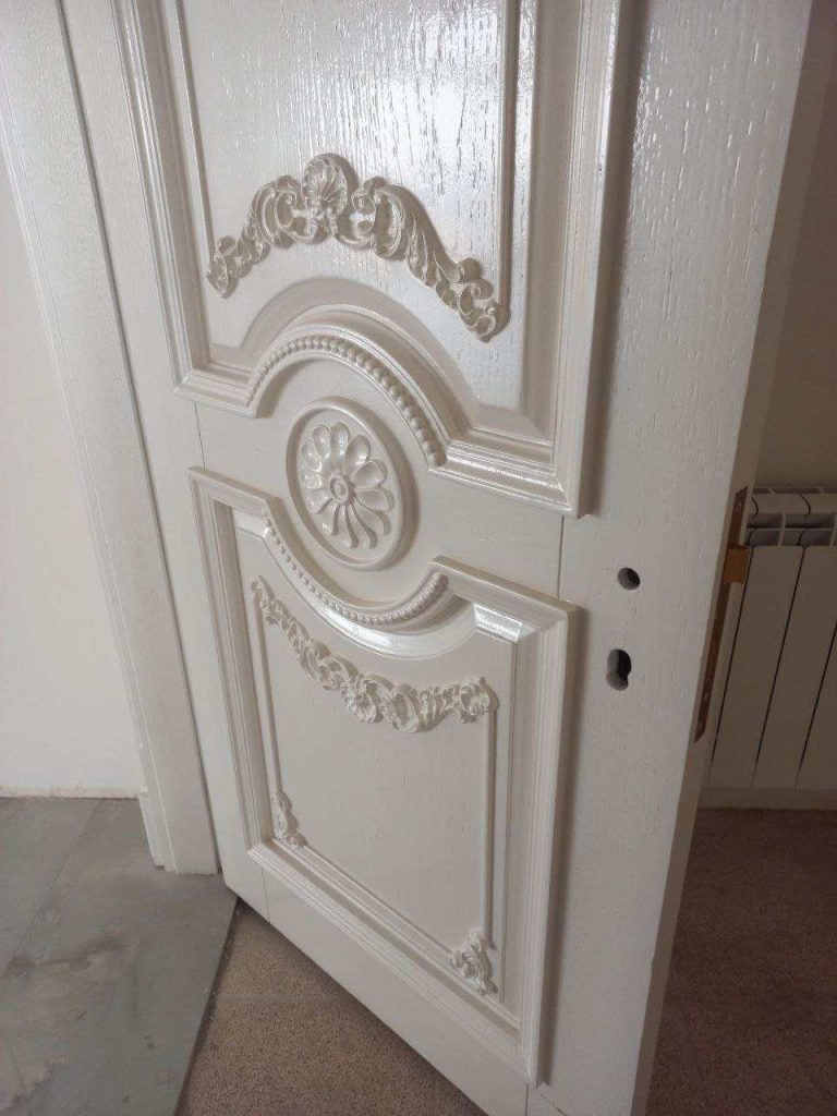 درب اتاقی تمام چوب کلاسیک رنگ سفید صدفی پلی اورتان