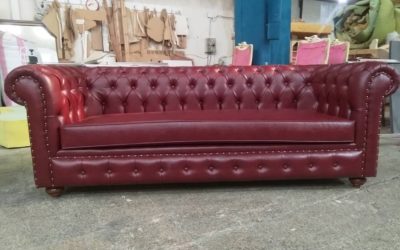 فروش مبل چستر ،تجربهای سلطنتی در خانه خود با مبل چستر قرمز لاکچری!