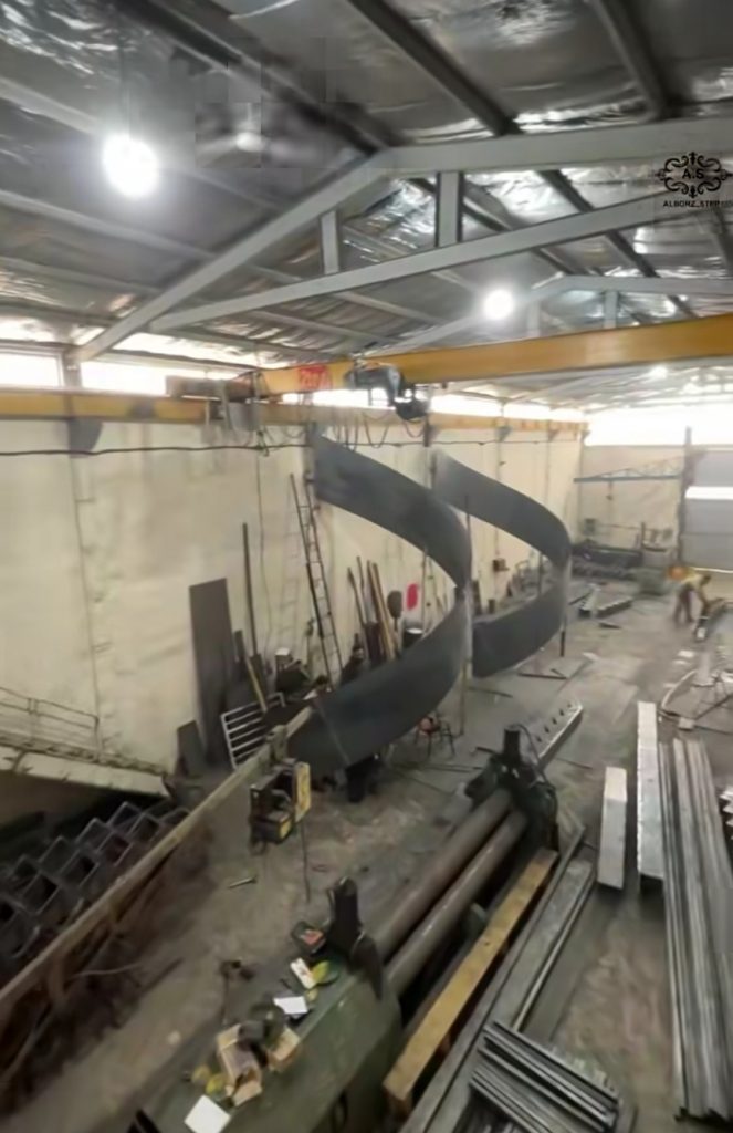 طراحی و ساخت انواع پله فلزی ، پله محور وسط ، پله پیچ و قوس دار ، پله های مهندسی ساز و با کیفیت