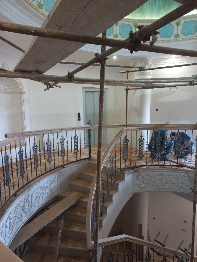 اجرا و نصب نرده و دسته نرده صاف و قوس دار برای پله های دوبلکس چوبی، هندریل چوب راش