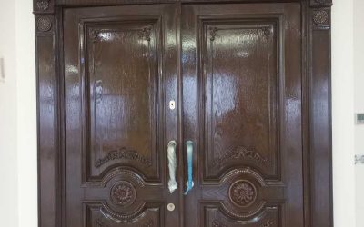 نمونه کار درب تمام چوب بلوط سبک کلاسیک رنگ گردویی تیره + عکس