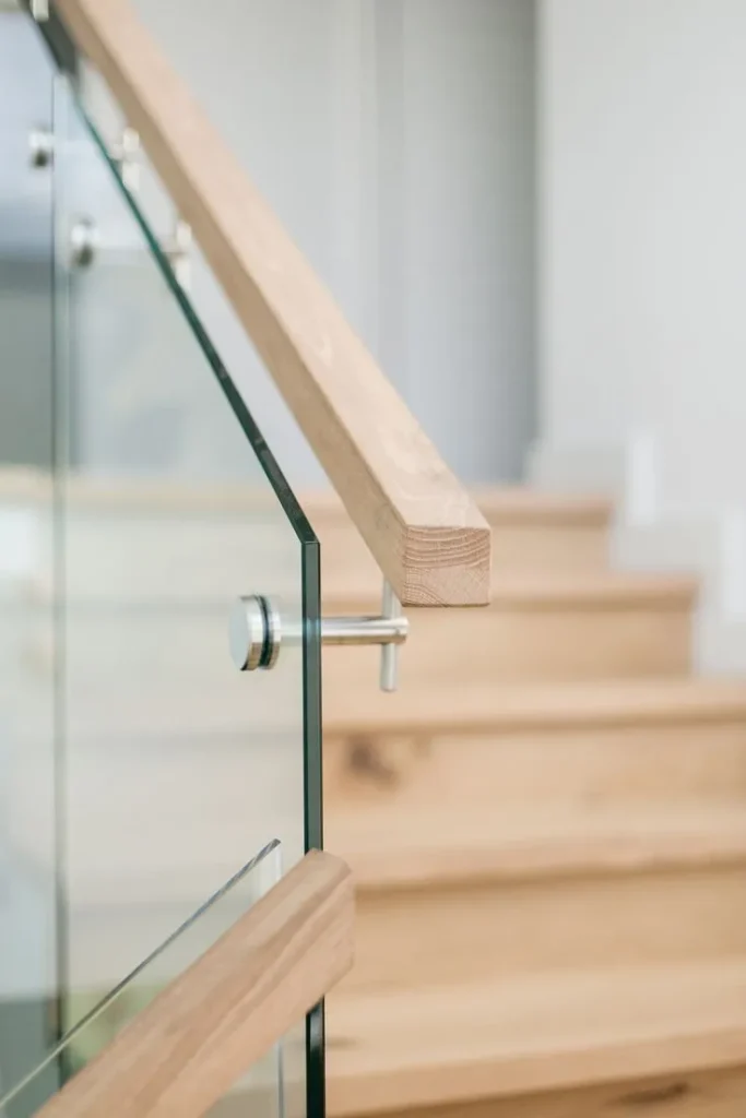 نرده شیشه ای با دستگیره چوبی