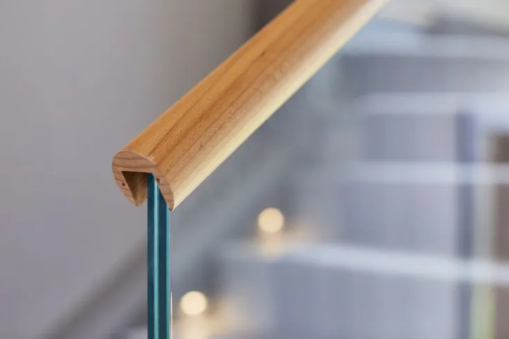 نرده شیشه ای با دستگیره چوبی