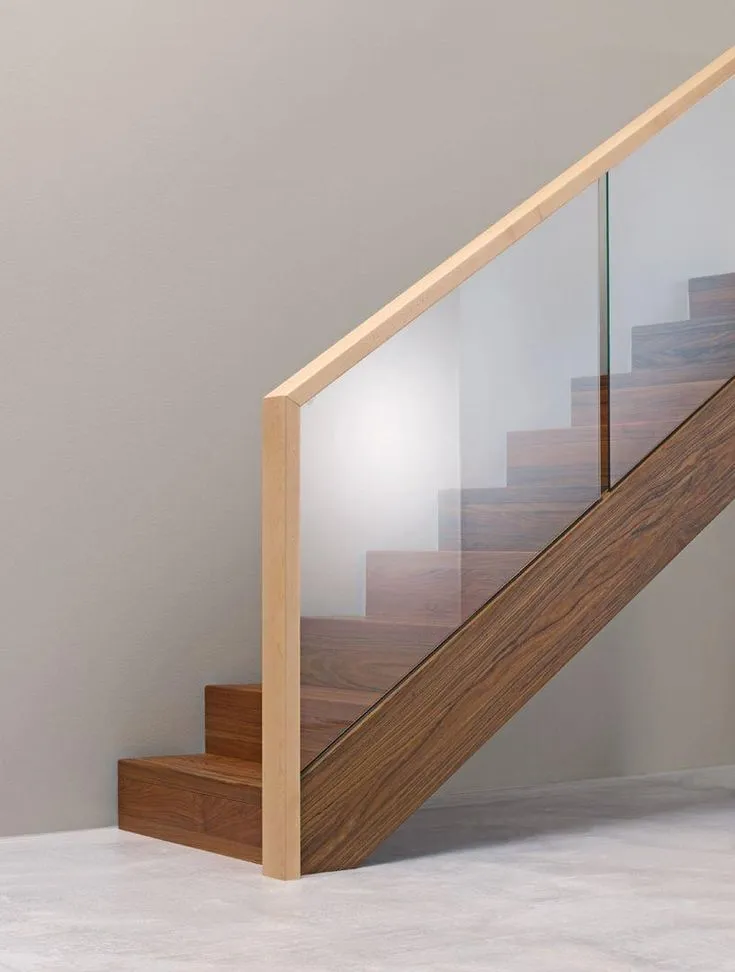 نرده شیشه ای با دستگیره چوبی