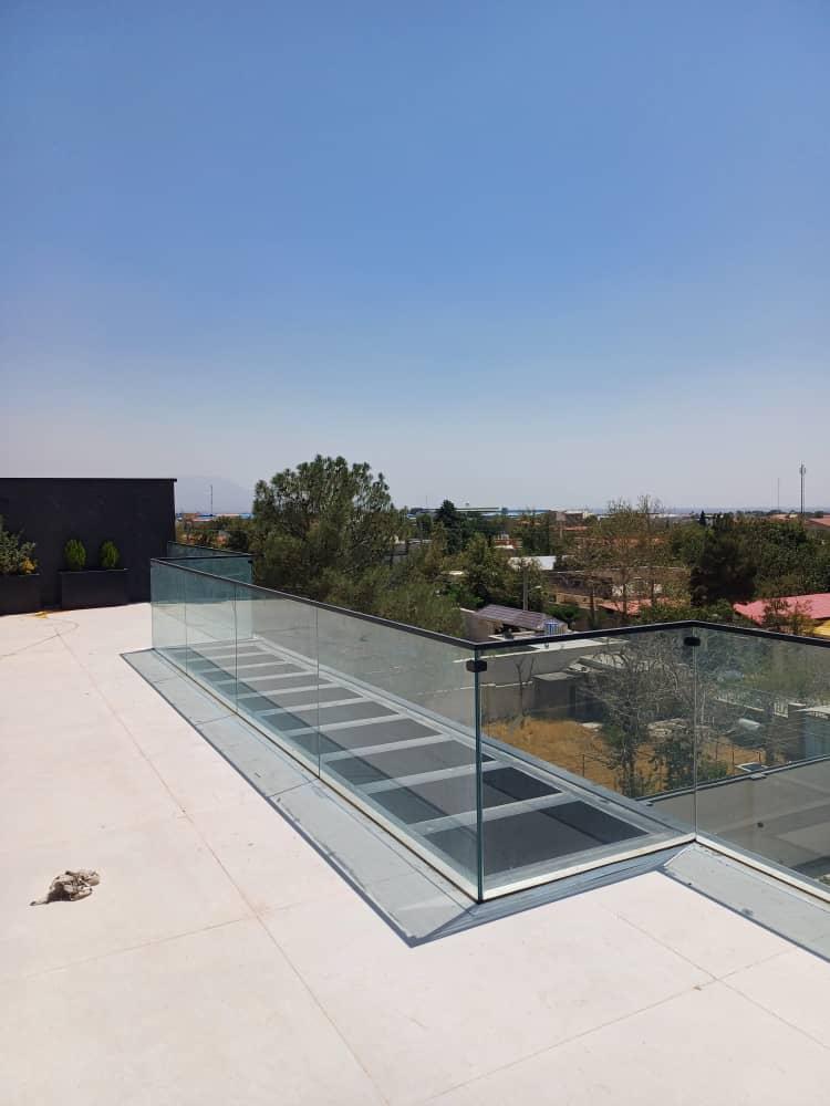 راهنمای جامع طراحی، اجرا و قیمت‌گذاری نرده‌های شیشه‌ای با پایه‌های فلزی و آلومینیومی