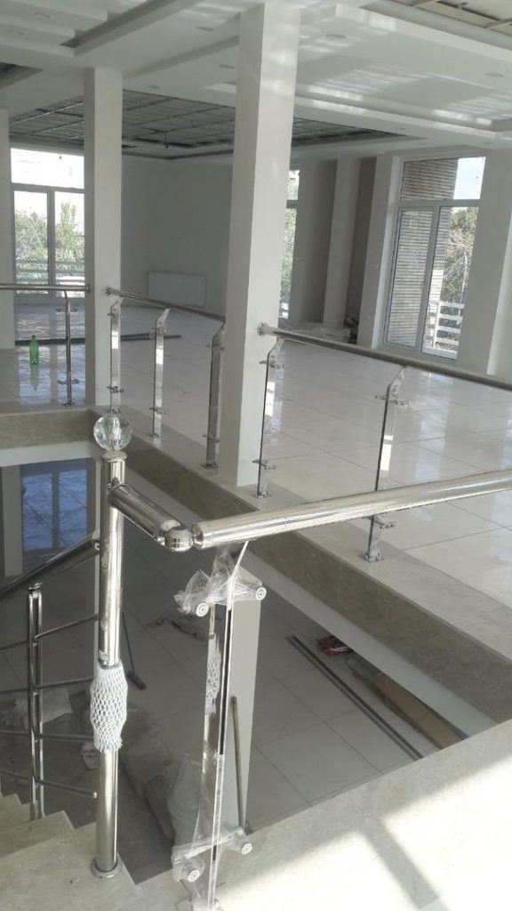 راهنمای جامع طراحی، اجرا و قیمت‌گذاری نرده‌های شیشه‌ای با پایه‌های فلزی و آلومینیومی