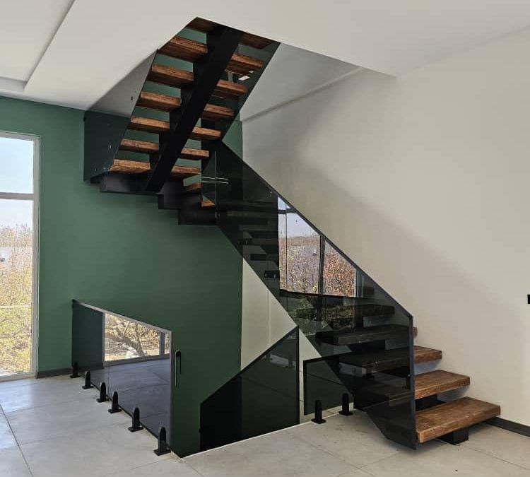 راهنمای جامع طراحی، اجرا و قیمت‌گذاری نرده‌های شیشه‌ای با پایه‌های فلزی و آلومینیومی، نرده مدرن پله های فلزی با شیشه های لمینت شده و مقاوم