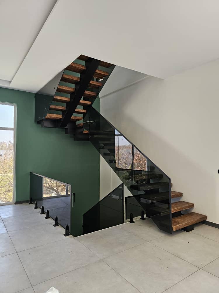 راهنمای جامع طراحی، اجرا و قیمت‌گذاری نرده‌های شیشه‌ای با پایه‌های فلزی و آلومینیومی، نرده مدرن پله های فلزی با شیشه های لمینت شده و مقاوم