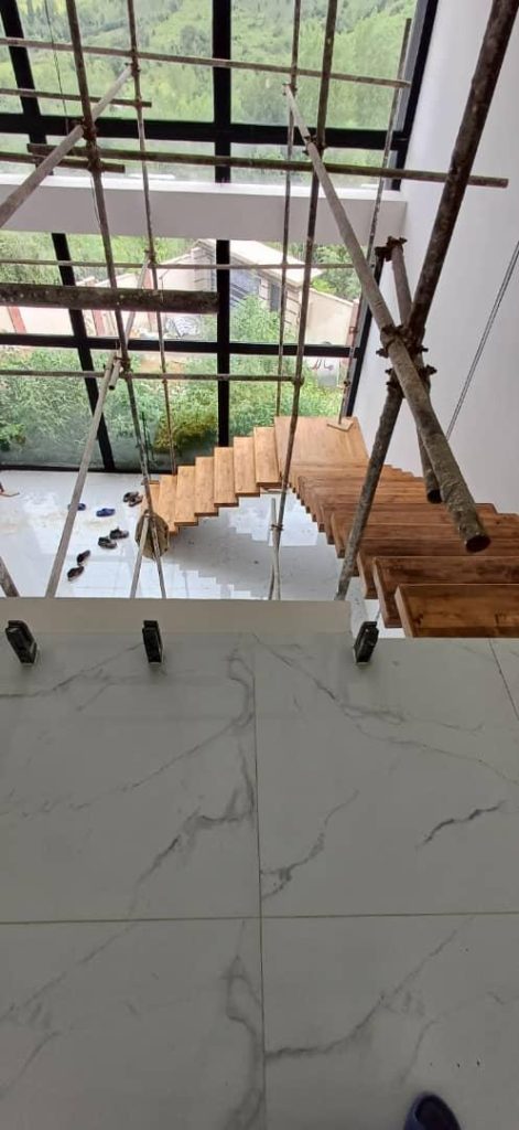 راهنمای جامع طراحی، اجرا و قیمت‌گذاری نرده‌های شیشه‌ای با پایه‌های فلزی و آلومینیومی