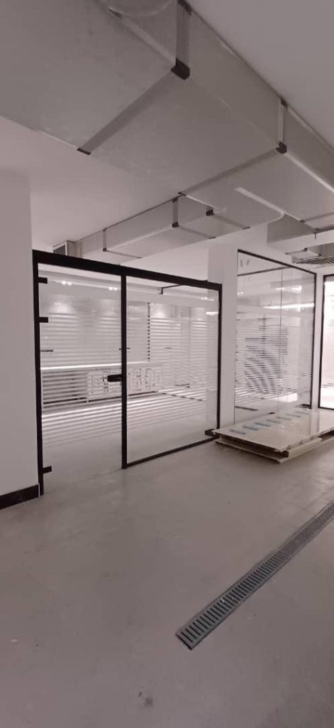 راهنمای جامع طراحی، اجرا و قیمت‌گذاری نرده‌های شیشه‌ای با پایه‌های فلزی و آلومینیومی