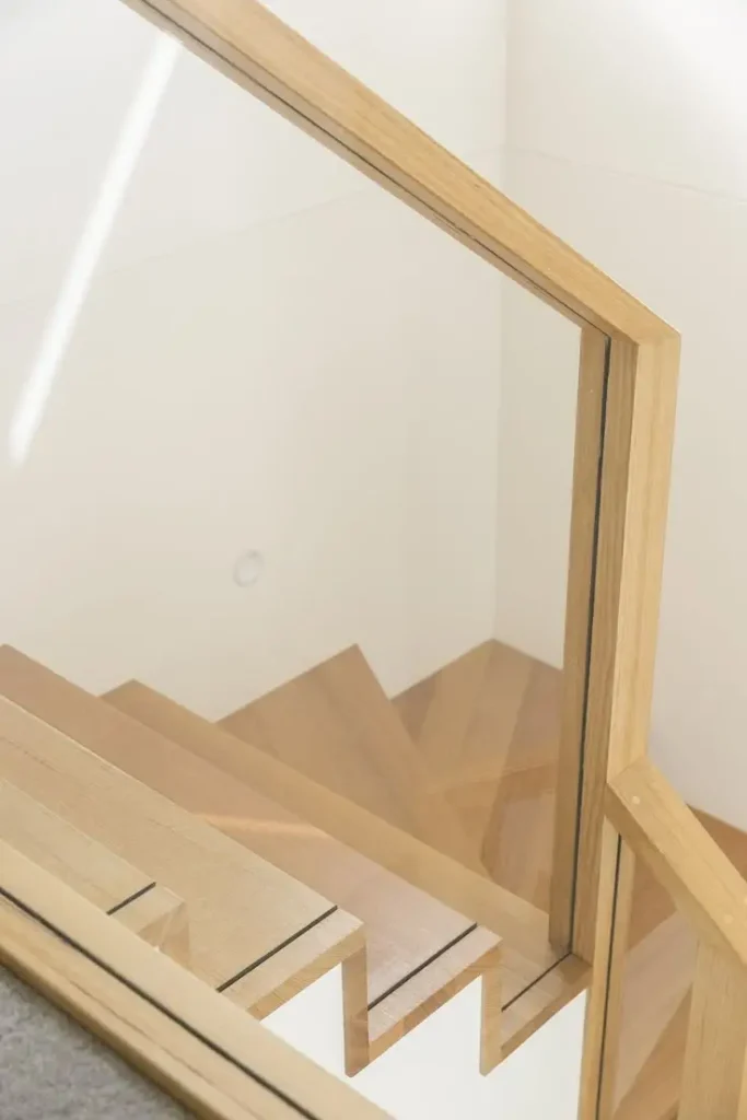 نرده شیشه ای با دستگیره چوبی