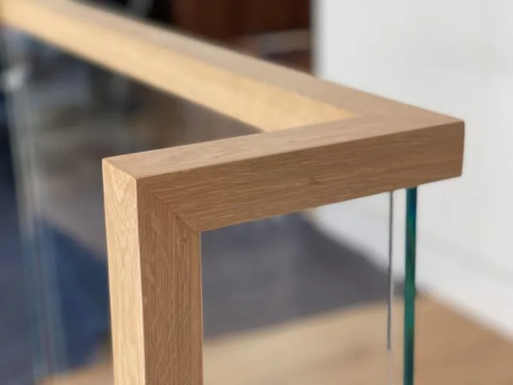 نرده شیشه ای با دستگیره چوبی