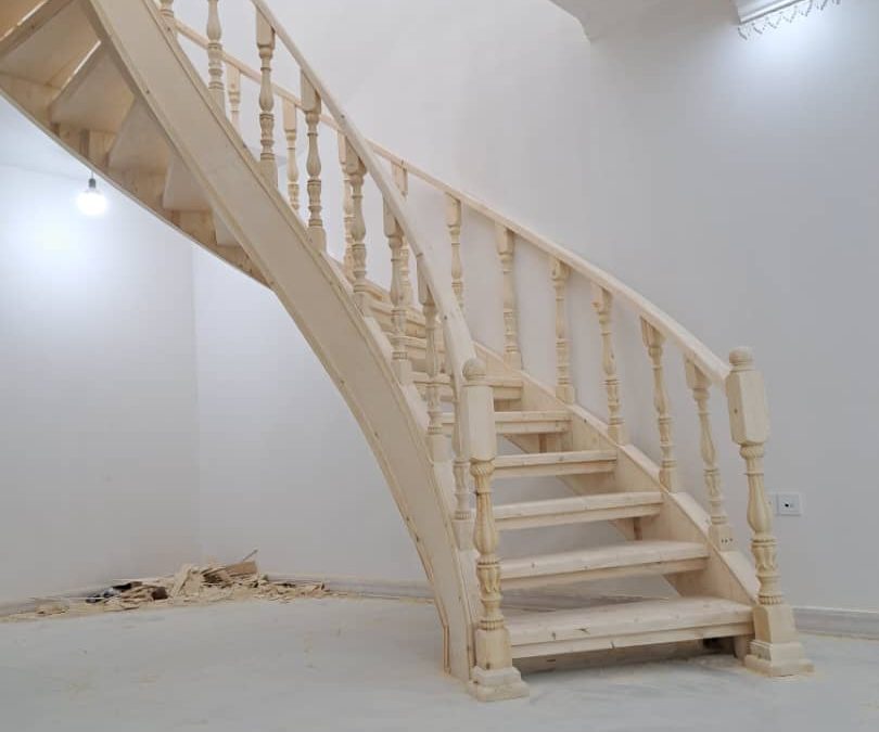 نمونه کار پله چوبی قوس دار دوبلکس چوب و فلز