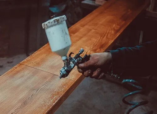 رنگ کاری چوب؛ هنری ماندگار برای احیای زیبایی طبیعی