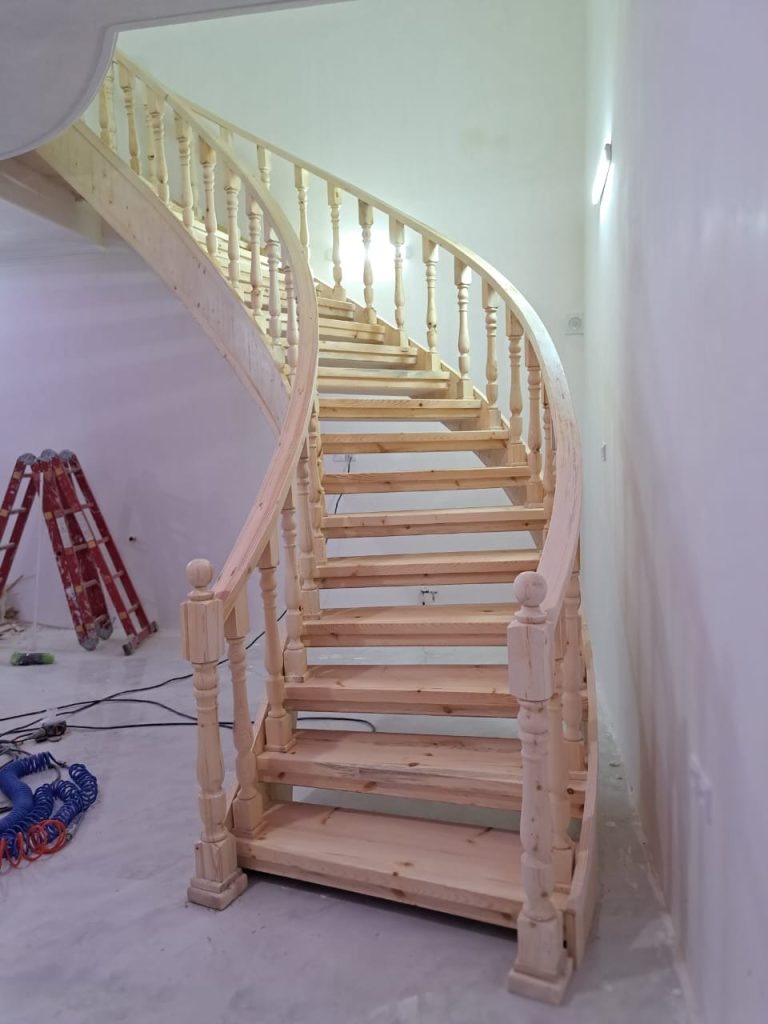 نمونه کار پله چوبی قوس دار