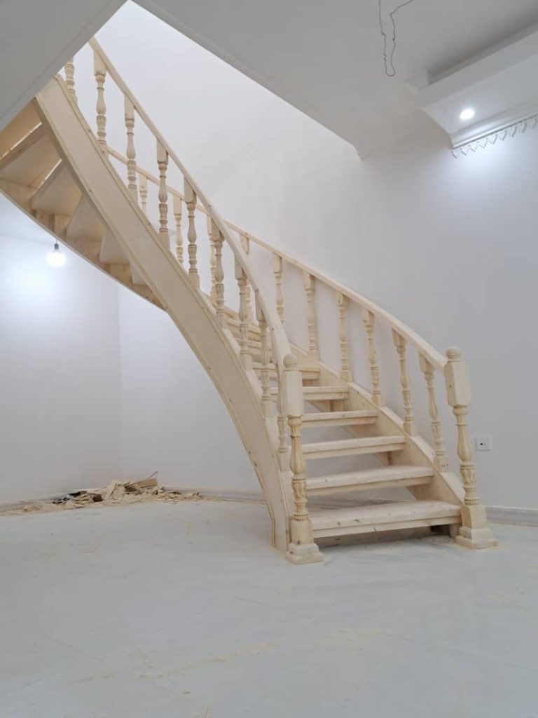 نمونه کار پله چوبی قوس دار