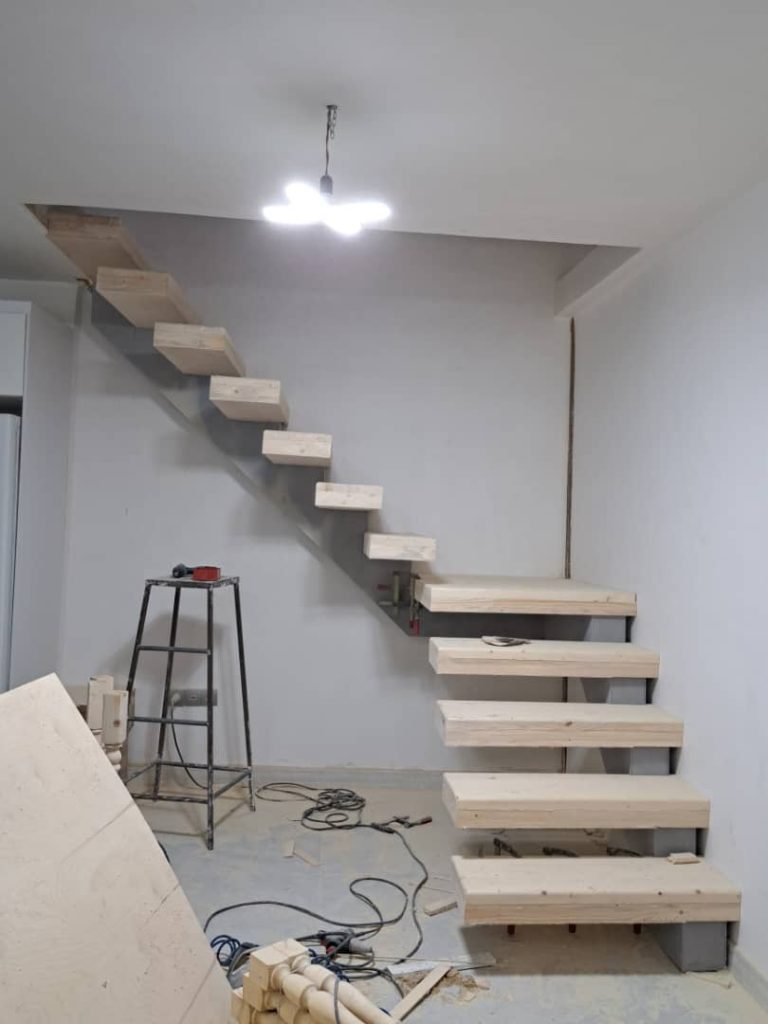 نمونه کار پله چوبی قوس دار