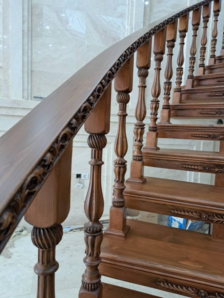 نمونه کار پله چوبی قوس دار