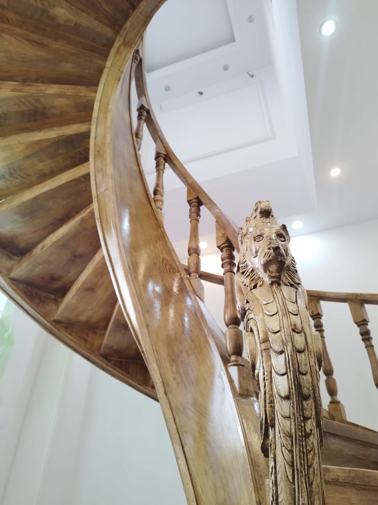 نمونه کار پله چوبی قوس دار