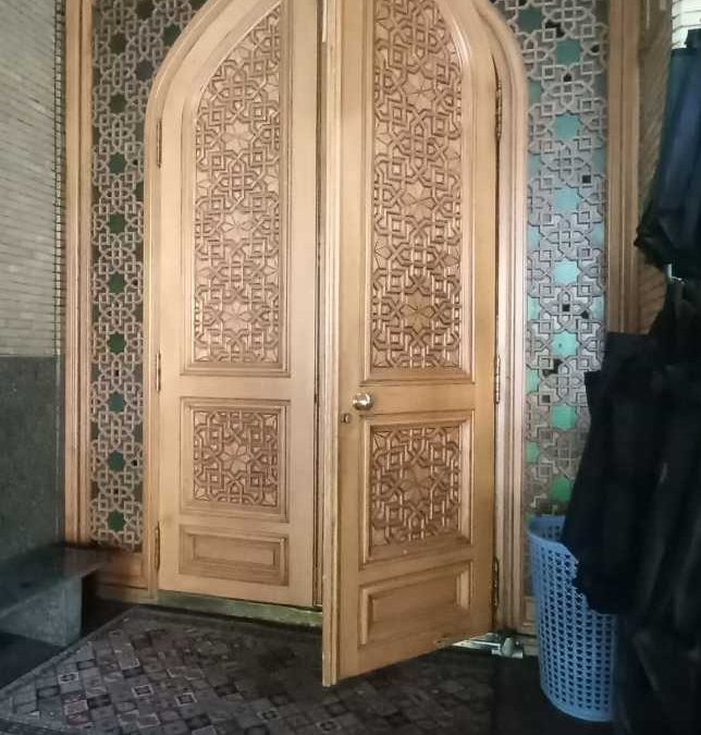 درب گره‌چینی سبک اسلامی؛ هنر چوب سنتی در گروه مهندسی فن و هنر