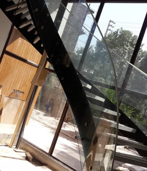 نرده پله شیشه‌ای لمینت و شیشه‌های قوس‌دار | طراحی و اجرای تخصصی خمکاری شیشه