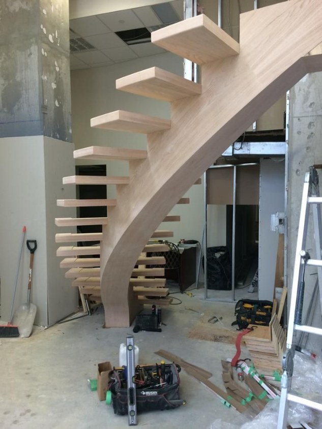 طراحی و اجرای پله محور وسط با چوب طبیعی