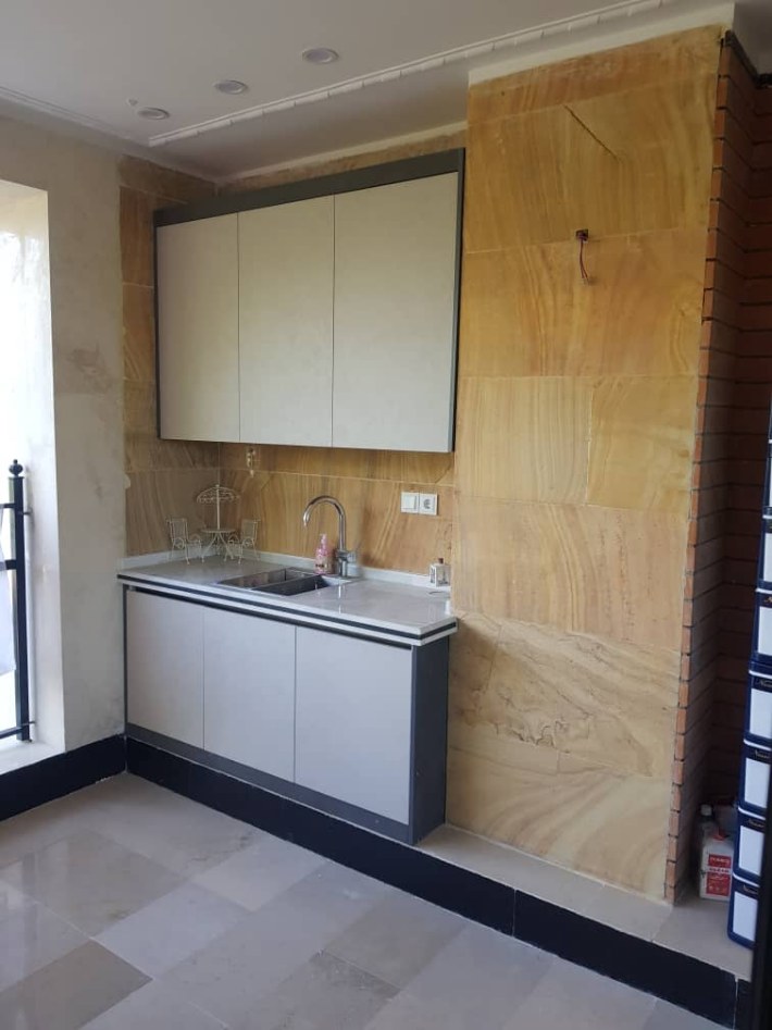 طراحی و ساخت کابینت آشپزخانه سفید و سیاه مدرن و جذاب