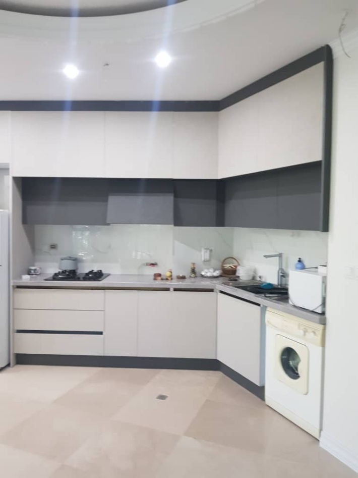 طراحی و ساخت کابینت آشپزخانه سفید و سیاه مدرن