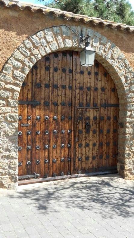 طراحی و ساخت درب ورودی ویلا سبک روستیک و سنتی