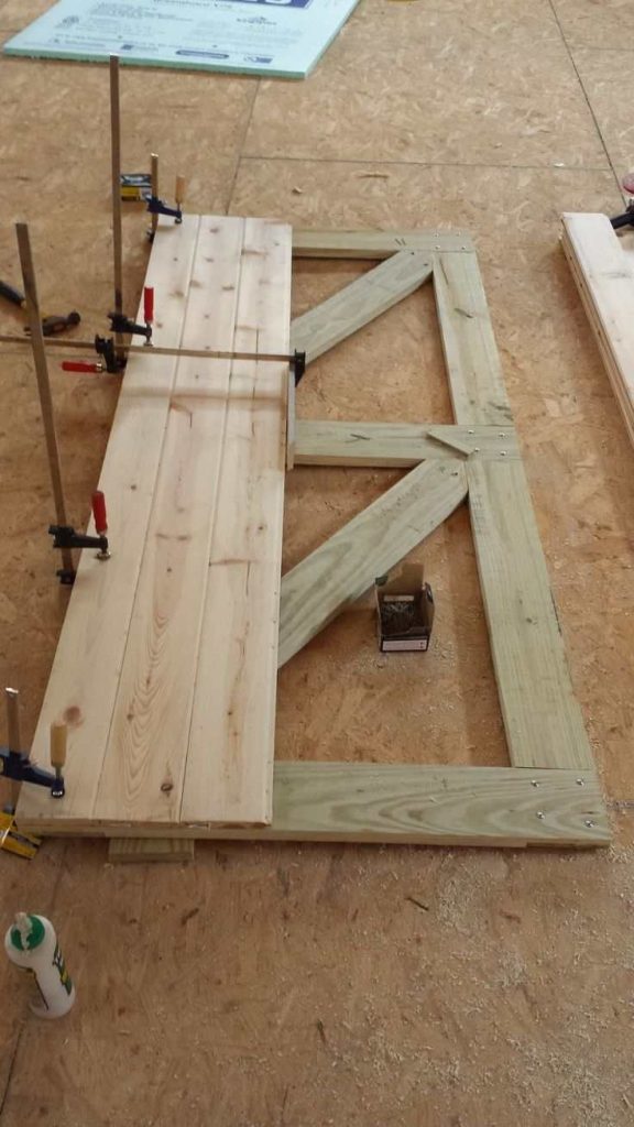 خدمات تخصصی تعمیر درب‌های تمام چوب