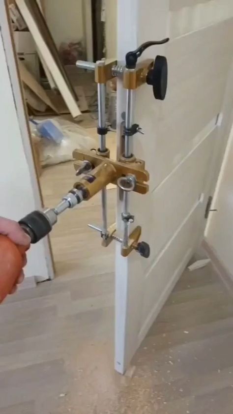 تعمیرات و بازسازی تخصصی درب تمام چوب در گروه مهندسی فن و هنر