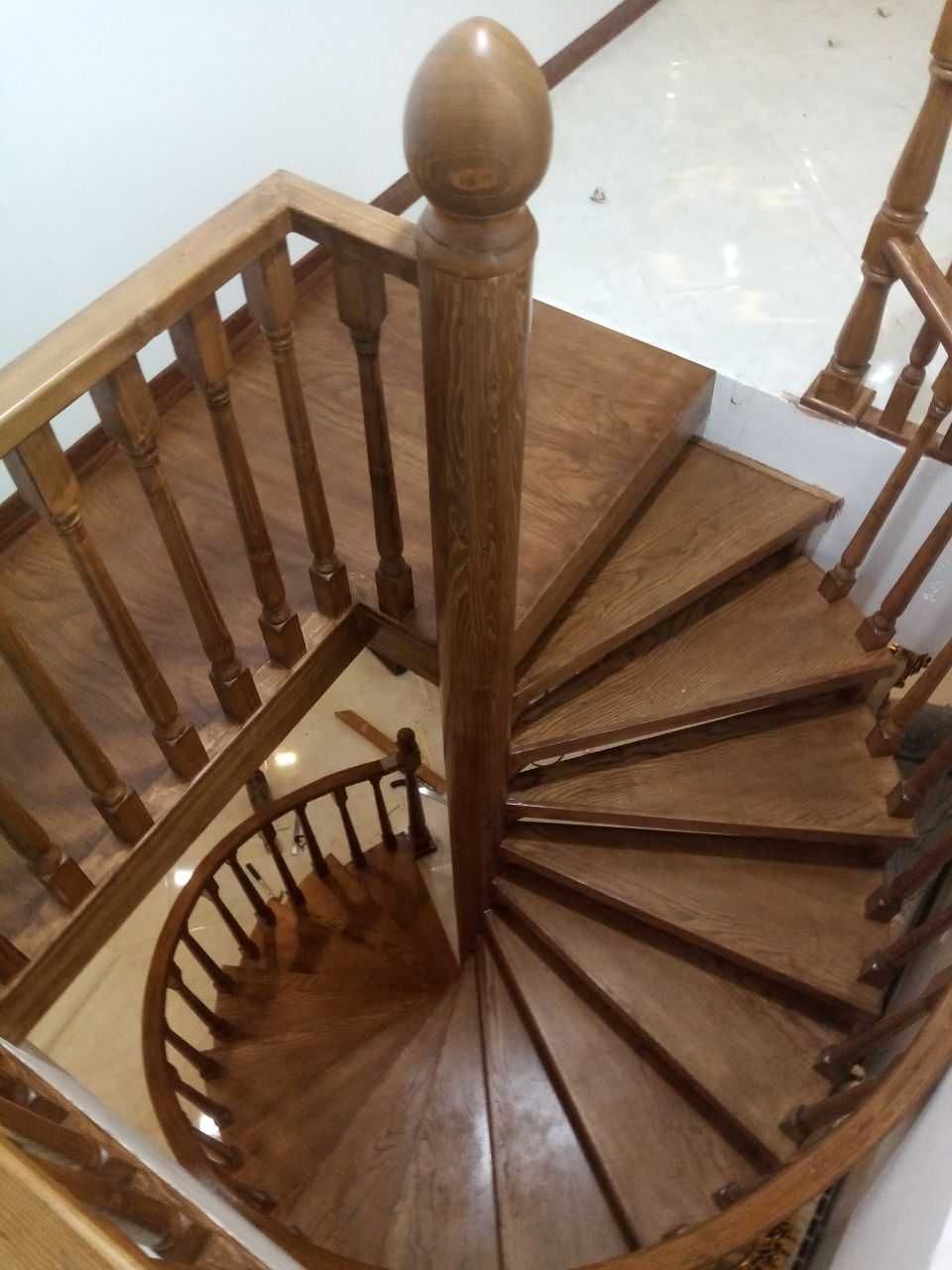 نمونه کار پله چوبی لوکس با نرده قوس دوبلکس | اجرای کف پله و کفپوش چوبی باکس