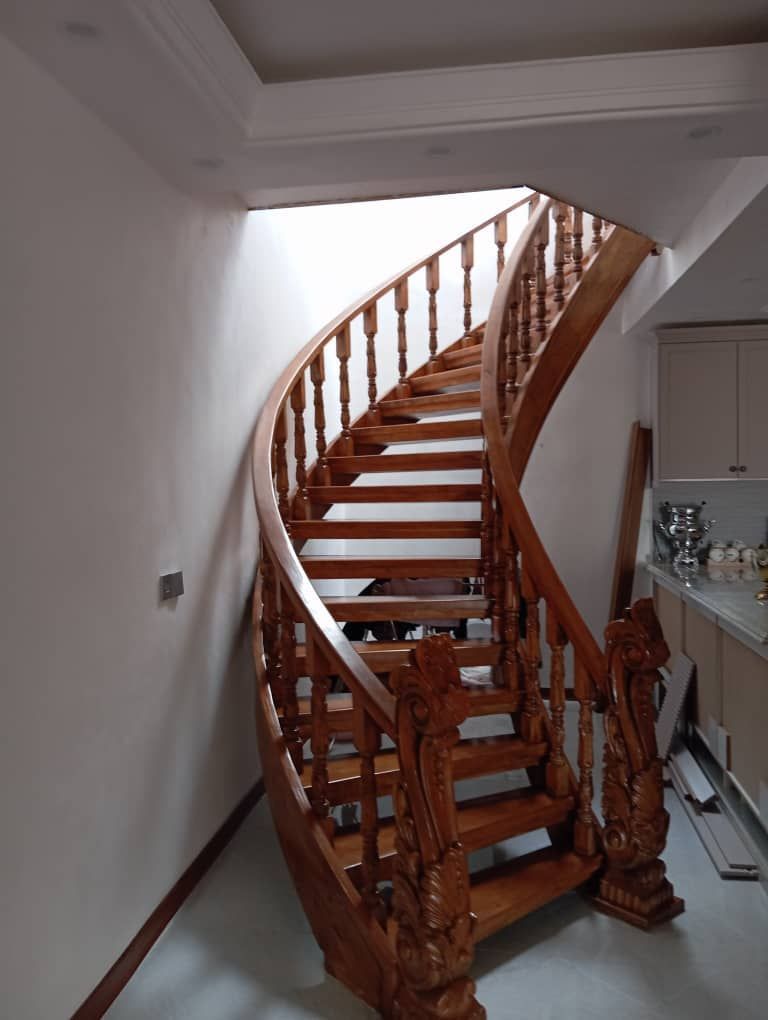 استفاده از روش‌های خم‌کاری چوب برای ایجاد قوس‌های روان و یکپارچه