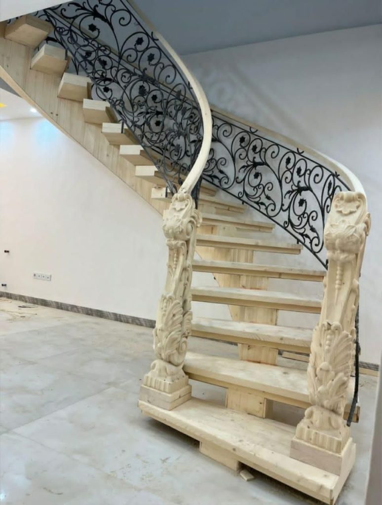 یکی از ظریف‌ترین و در عین حال پیچیده‌ترین  نرده قوس دوبلکس