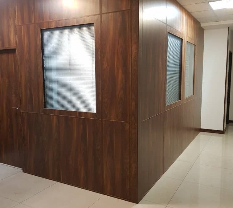 اجرای پارتیشن اداری MDF طرح چوب آذران | طراحی مدرن و قیمت مناسب