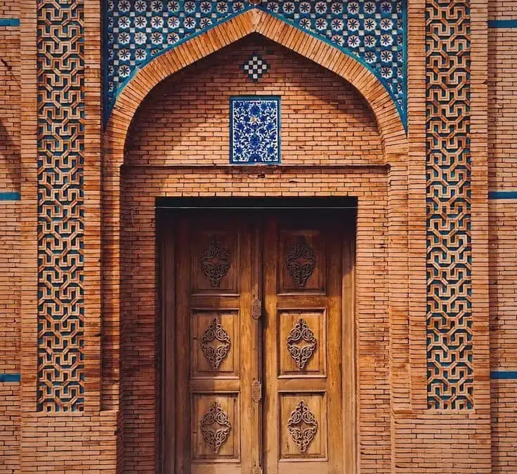 چگونه سبک منبت روی درب سنتی را با دکوراسیون منزل مدرن ست کنیم؟