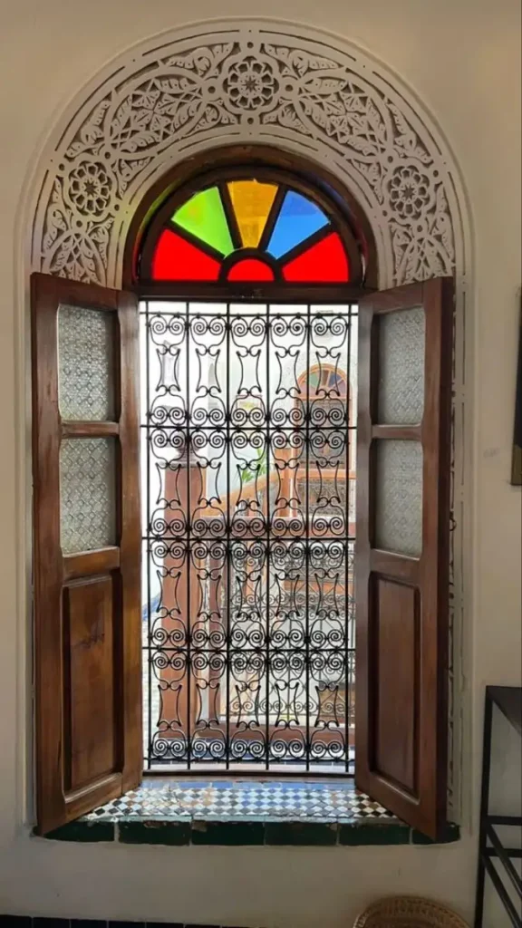 سبک منبت روی درب سنتی